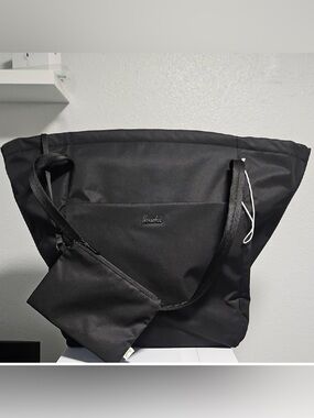Black Herschel Large Joana Tote Bag with Pouch. NWOT $120 on website now